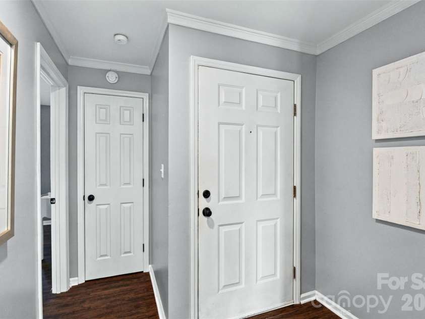 762 Marsh Road, Charlotte, NC 28209.  MLS# CAR4340120, YatesRealty ID 54407. Entry foyer with crown molding and neutral finishes