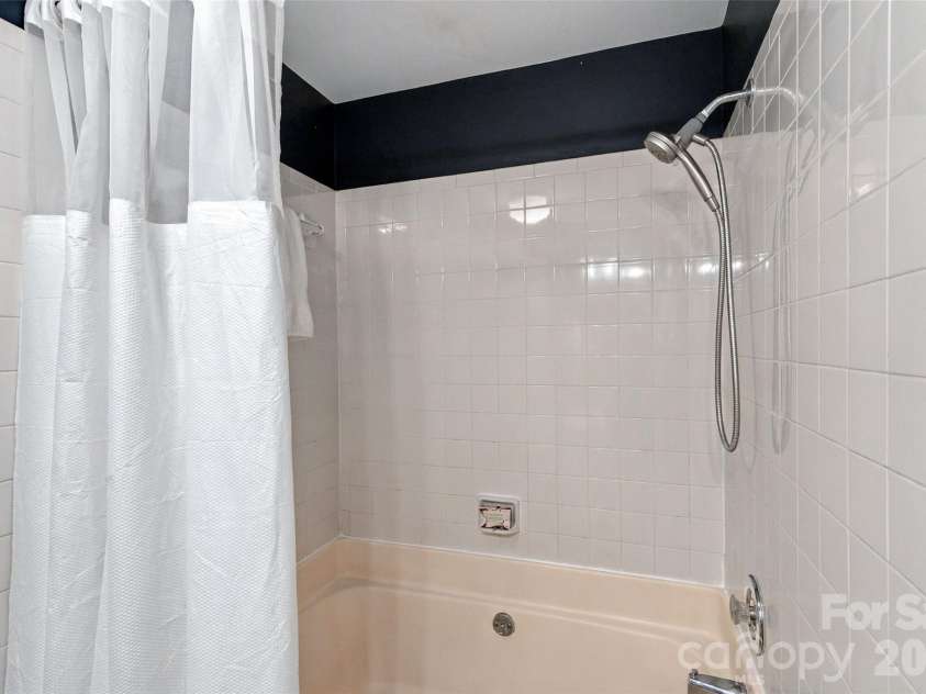 762 Marsh Road, Charlotte, NC 28209.  MLS# CAR4340120, YatesRealty ID 54407. Tub/shower combination in the primary bath