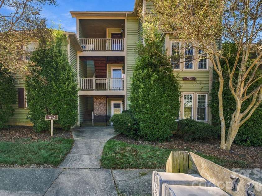 762 Marsh Road, Charlotte, NC 28209.  MLS# CAR4340120, YatesRealty ID 54407. Welcome home to this move-in ready condo