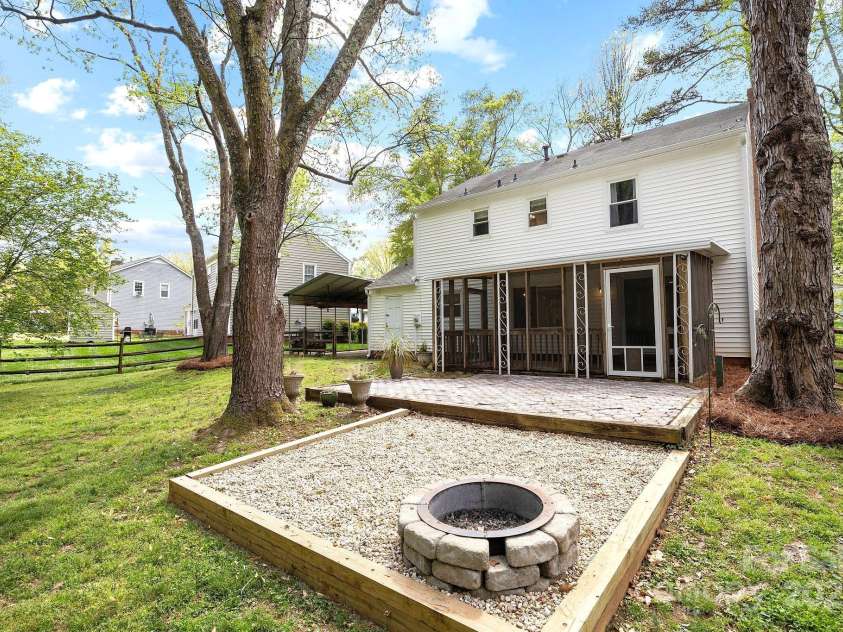9319 Harps Mill Court, Charlotte, NC 28270.  MLS# CAR4244091, YatesRealty ID 5441. Inviting backyard firepit