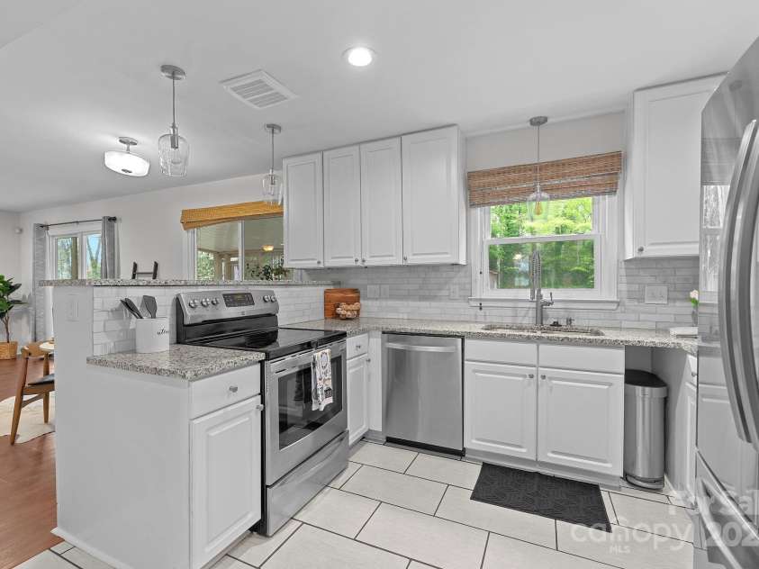 9319 Harps Mill Court, Charlotte, NC 28270.  MLS# CAR4244091, YatesRealty ID 5441. Updated Kitchen