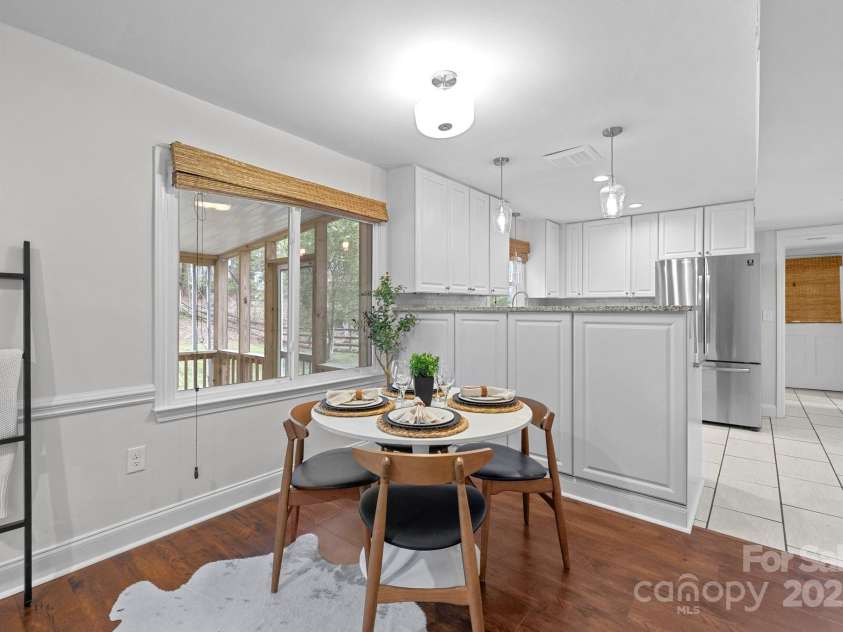 9319 Harps Mill Court, Charlotte, NC 28270.  MLS# CAR4244091, YatesRealty ID 5441. Updated Kitchen