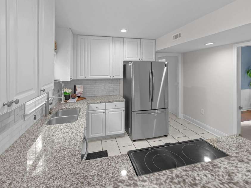 9319 Harps Mill Court, Charlotte, NC 28270.  MLS# CAR4244091, YatesRealty ID 5441. Updated Kitchen