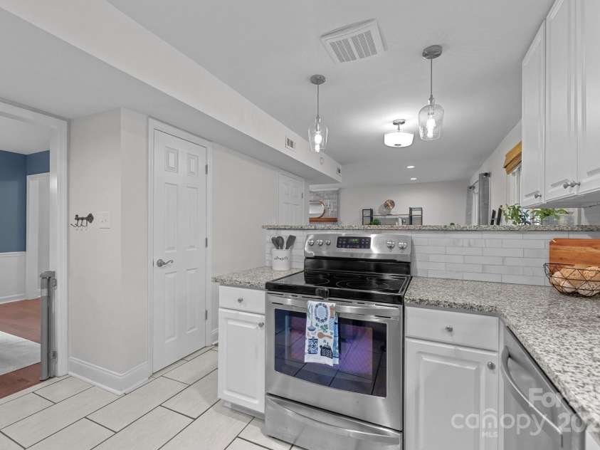 9319 Harps Mill Court, Charlotte, NC 28270.  MLS# CAR4244091, YatesRealty ID 5441. Updated Kitchen