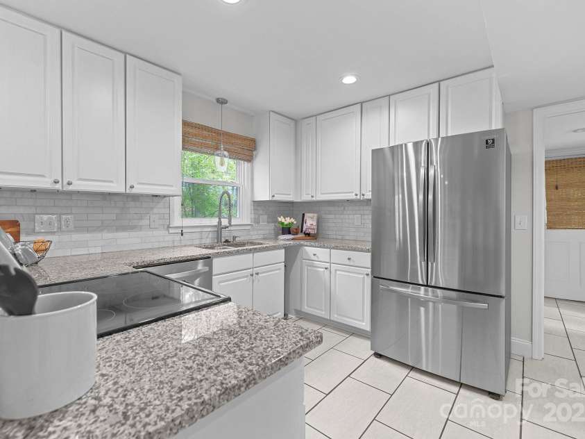 9319 Harps Mill Court, Charlotte, NC 28270.  MLS# CAR4244091, YatesRealty ID 5441. Updated Kitchen