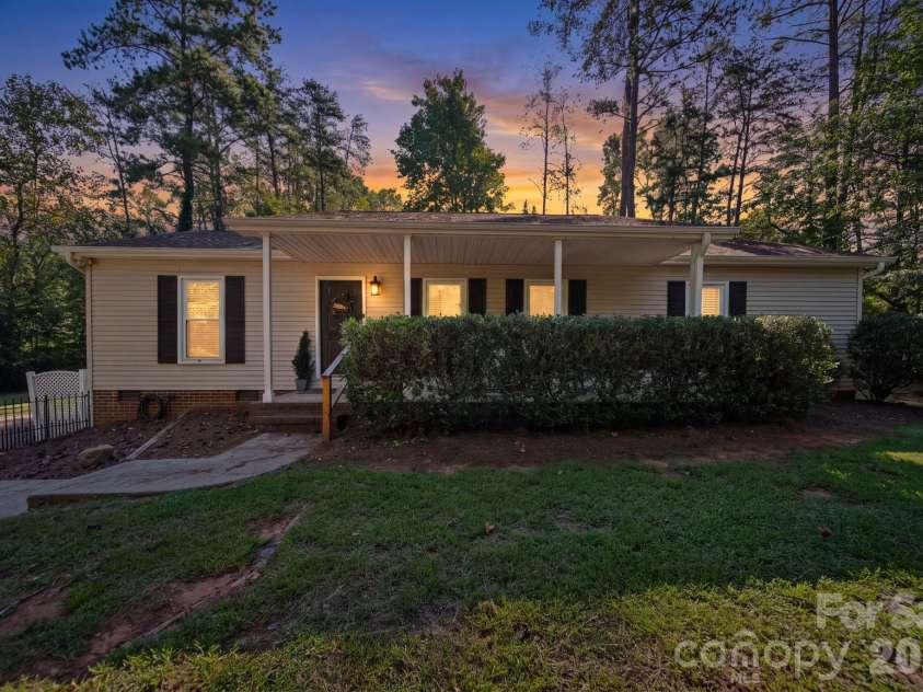 106 Brookridge Lane, Mooresville, NC 28117.  MLS# CAR4430331, YatesRealty ID 54411. 
