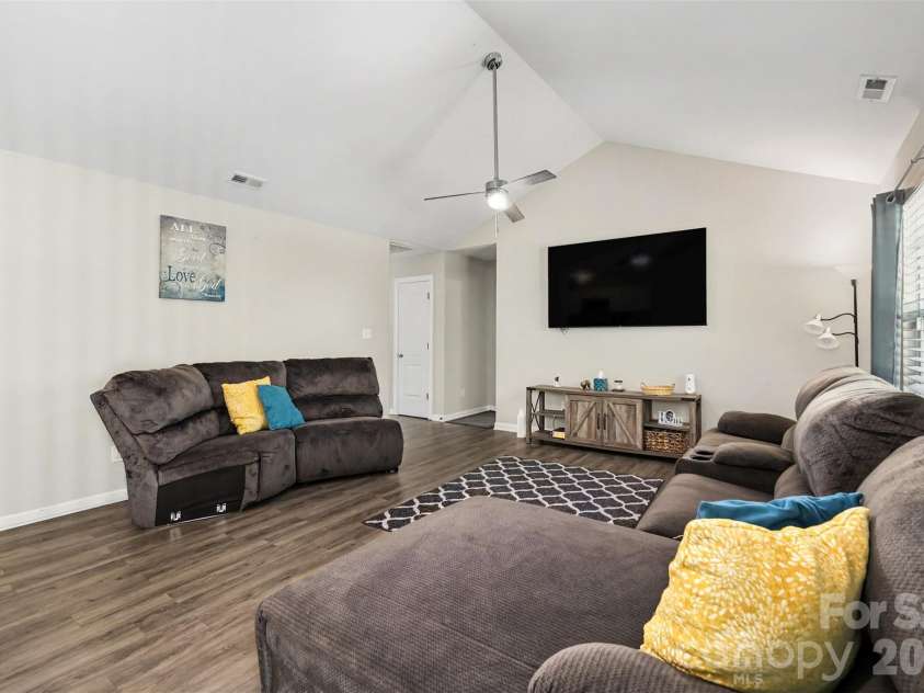 633 Ashford Street, Chester, SC 29706.  MLS# CAR4430424, YatesRealty ID 54414. 