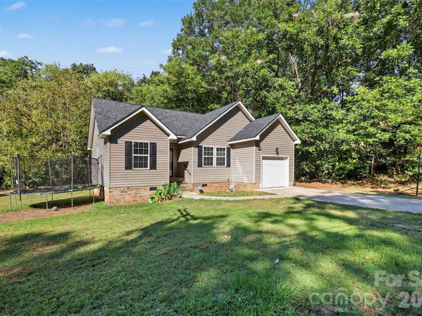 633 Ashford Street, Chester, SC 29706.  MLS# CAR4430424, YatesRealty ID 54414. 