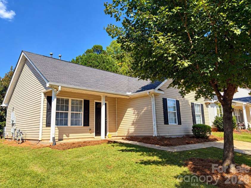 5430 Peachwood Drive, Charlotte, NC 28216.  MLS# CAR4429277, YatesRealty ID 54415. 