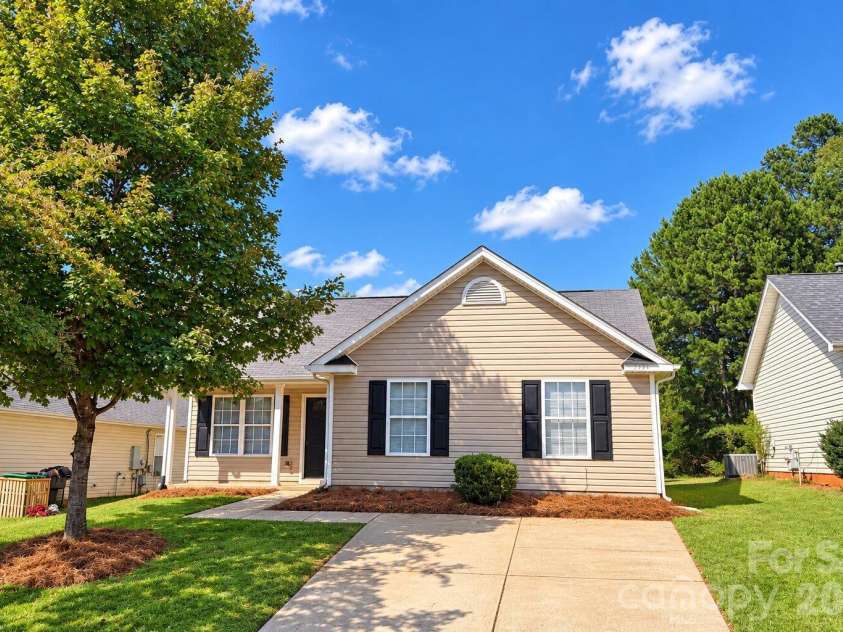 5430 Peachwood Drive, Charlotte, NC 28216.  MLS# CAR4429277, YatesRealty ID 54415. 