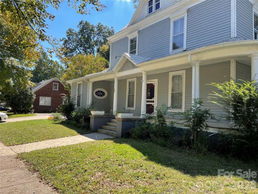 334 Davie Avenue, Statesville, NC 28677.  MLS# CAR4430351, YatesRealty ID 54417. 