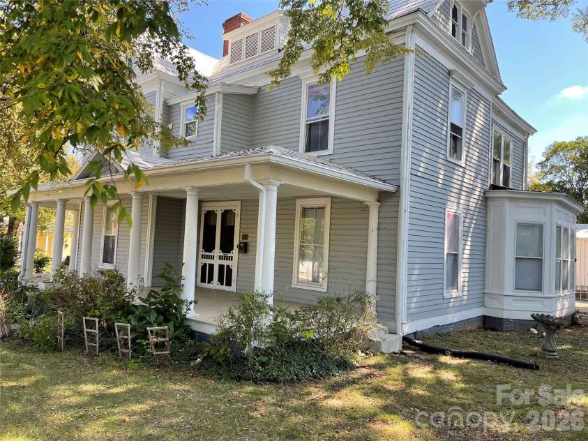 334 Davie Avenue, Statesville, NC 28677.  MLS# CAR4430351, YatesRealty ID 54417. 