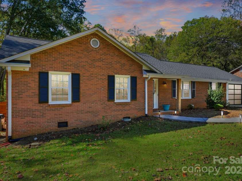 4274 Sunnydell Drive, Winston Salem, NC 27106.  MLS# CAR4330356, YatesRealty ID 54418. 