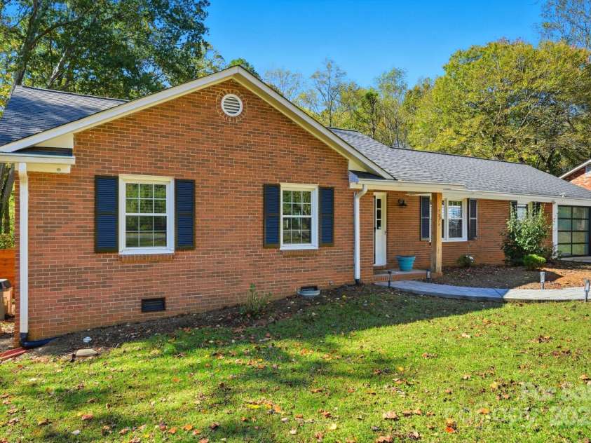 4274 Sunnydell Drive, Winston Salem, NC 27106.  MLS# CAR4330356, YatesRealty ID 54418. 