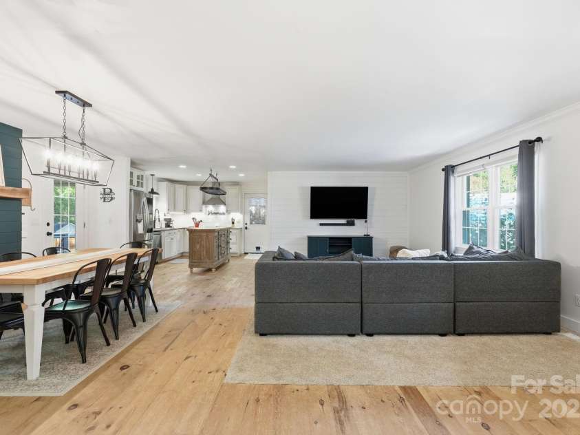 4274 Sunnydell Drive, Winston Salem, NC 27106.  MLS# CAR4330356, YatesRealty ID 54418. 