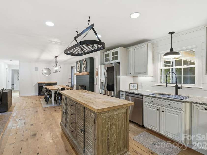 4274 Sunnydell Drive, Winston Salem, NC 27106.  MLS# CAR4330356, YatesRealty ID 54418. 