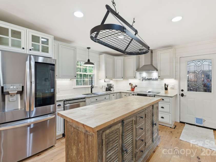 4274 Sunnydell Drive, Winston Salem, NC 27106.  MLS# CAR4330356, YatesRealty ID 54418. 