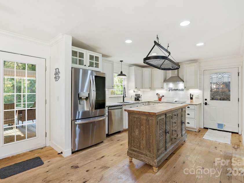 4274 Sunnydell Drive, Winston Salem, NC 27106.  MLS# CAR4330356, YatesRealty ID 54418. 