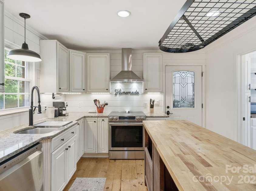 4274 Sunnydell Drive, Winston Salem, NC 27106.  MLS# CAR4330356, YatesRealty ID 54418. 