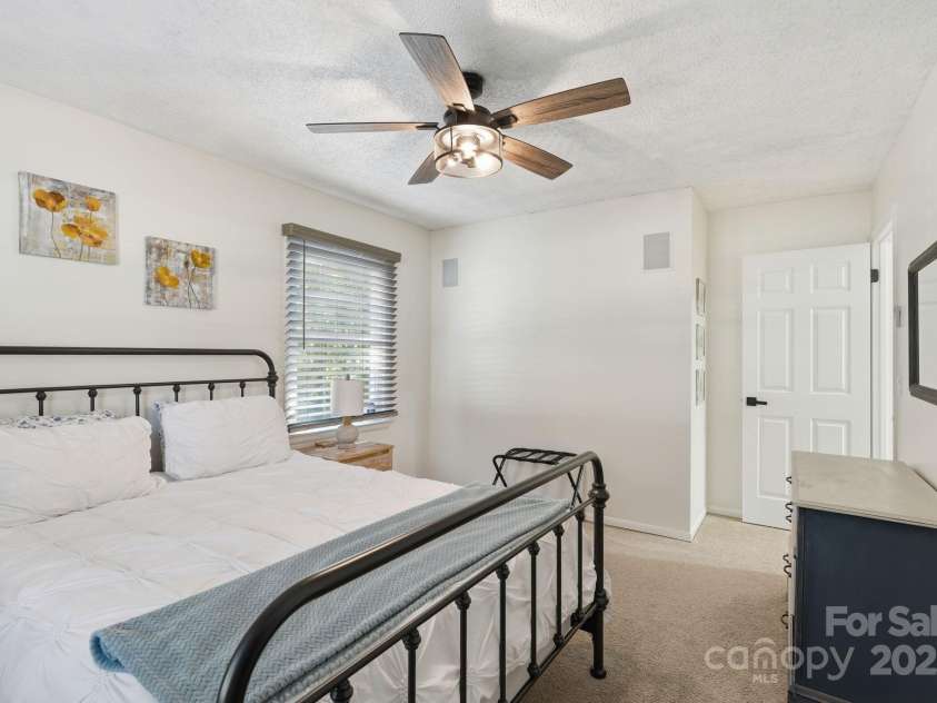 4274 Sunnydell Drive, Winston Salem, NC 27106.  MLS# CAR4330356, YatesRealty ID 54418. 