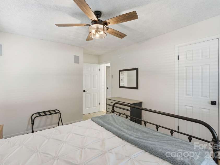 4274 Sunnydell Drive, Winston Salem, NC 27106.  MLS# CAR4330356, YatesRealty ID 54418. 