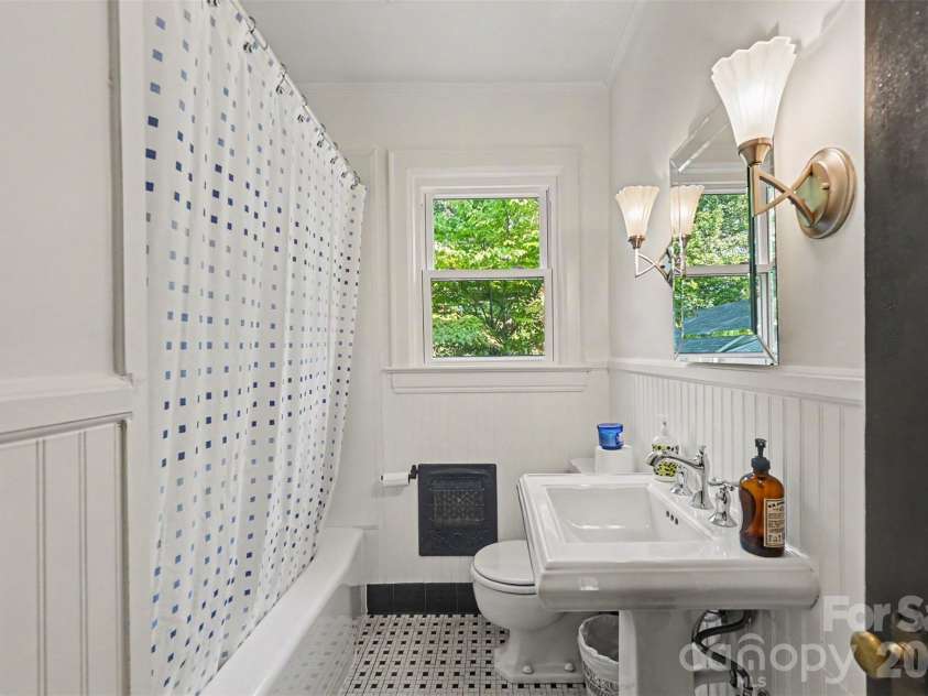 1301 Pinecrest Avenue, Charlotte, NC 28205.  MLS# CAR4424665, YatesRealty ID 54421. 1st Floor Bath