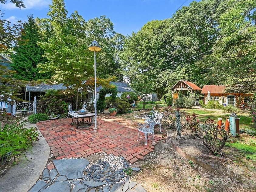 1301 Pinecrest Avenue, Charlotte, NC 28205.  MLS# CAR4424665, YatesRealty ID 54421. 