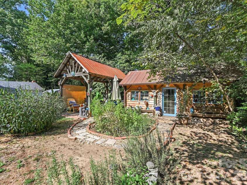 1301 Pinecrest Avenue, Charlotte, NC 28205.  MLS# CAR4424665, YatesRealty ID 54421. 