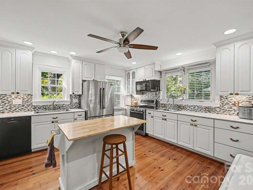 1301 Pinecrest Avenue, Charlotte, NC 28205.  MLS# CAR4424665, YatesRealty ID 54421. Kitchen