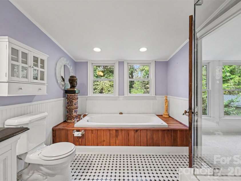 1301 Pinecrest Avenue, Charlotte, NC 28205.  MLS# CAR4424665, YatesRealty ID 54421. Primary Bathroom