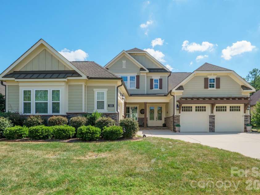 525 Vintage Creek Drive, Matthews, NC 28104.  MLS# CAR4430599, YatesRealty ID 54422. 