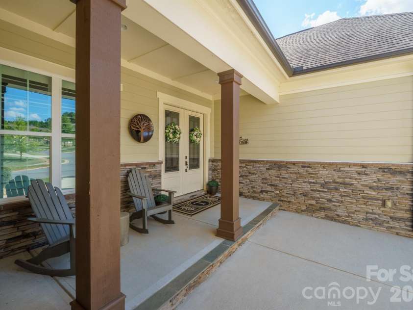 525 Vintage Creek Drive, Matthews, NC 28104.  MLS# CAR4430599, YatesRealty ID 54422. 