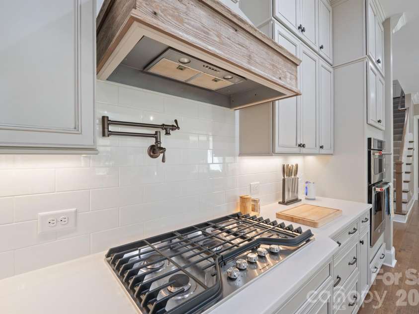 525 Vintage Creek Drive, Matthews, NC 28104.  MLS# CAR4430599, YatesRealty ID 54422. 