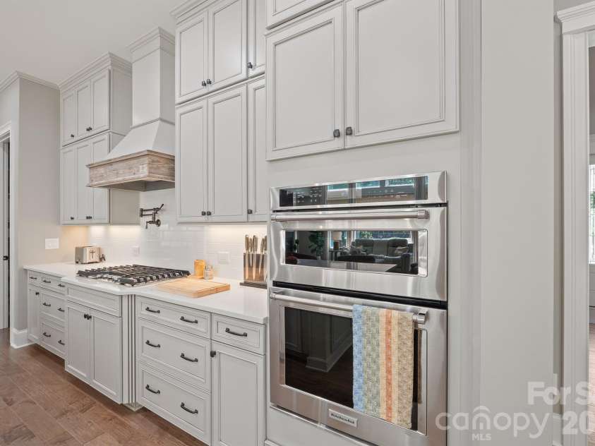 525 Vintage Creek Drive, Matthews, NC 28104.  MLS# CAR4430599, YatesRealty ID 54422. 