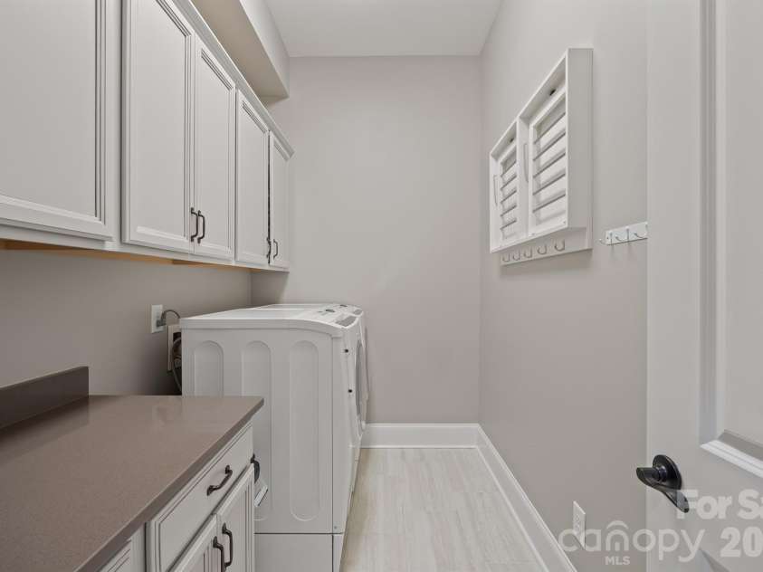 525 Vintage Creek Drive, Matthews, NC 28104.  MLS# CAR4430599, YatesRealty ID 54422. 