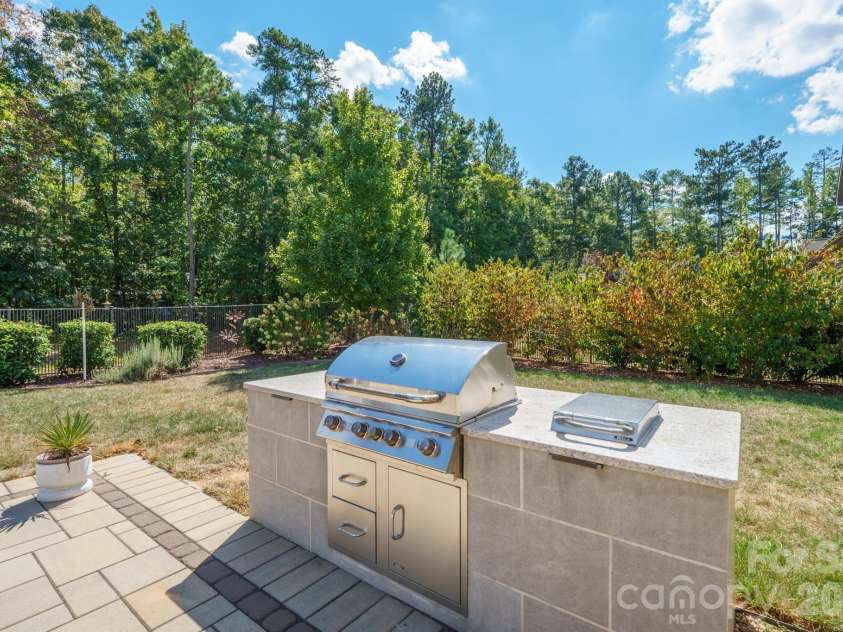 525 Vintage Creek Drive, Matthews, NC 28104.  MLS# CAR4430599, YatesRealty ID 54422. 