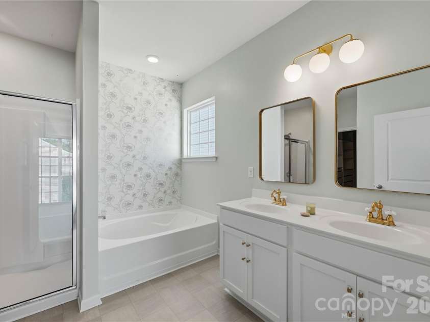 146 Cromwell Drive, Mooresville, NC 28115.  MLS# CAR4430306, YatesRealty ID 54426. Primary bathroom