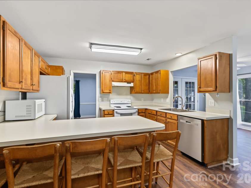 13820 Portpatrick Lane, Matthews, NC 28105.  MLS# CAR4427507, YatesRealty ID 54428. Kitchen and dining bar area.