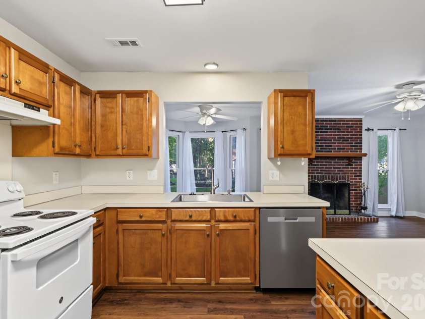 13820 Portpatrick Lane, Matthews, NC 28105.  MLS# CAR4427507, YatesRealty ID 54428. Kitchen area