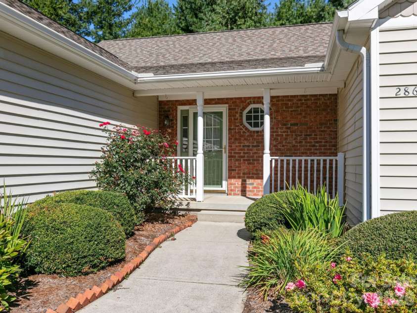 286 Charlestown Drive, Hendersonville, NC 28792.  MLS# CAR4396372, YatesRealty ID 54434. 