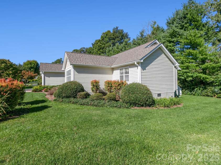 286 Charlestown Drive, Hendersonville, NC 28792.  MLS# CAR4396372, YatesRealty ID 54434. 