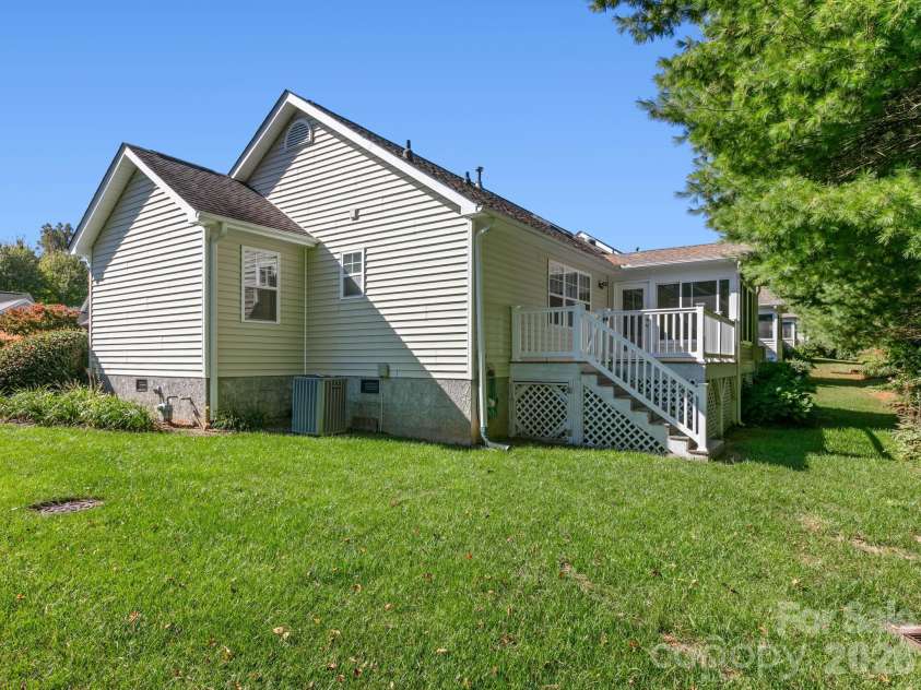 286 Charlestown Drive, Hendersonville, NC 28792.  MLS# CAR4396372, YatesRealty ID 54434. 