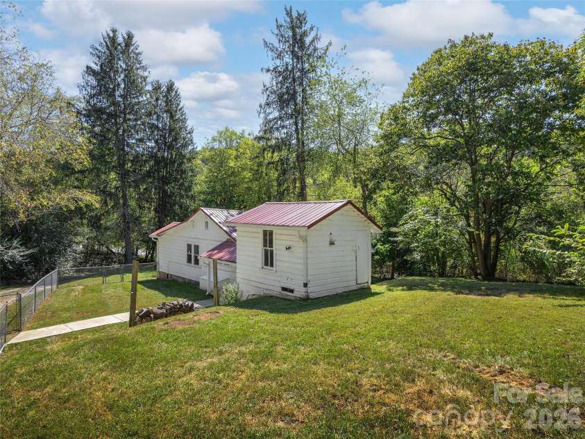 380 Morgan Branch Road, Candler, NC 28715.  MLS# CAR4430563, YatesRealty ID 54445. 