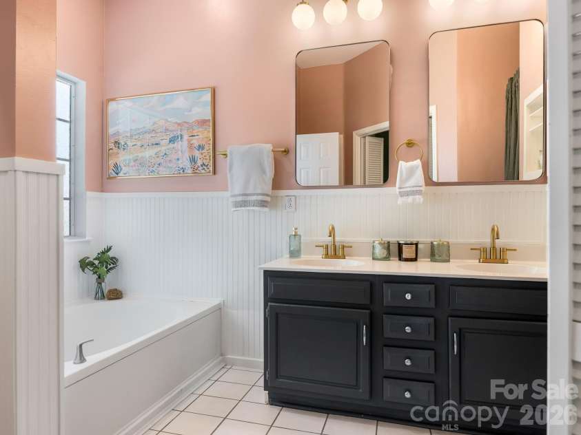 4415 Highcroft Lane, Charlotte, NC 28269.  MLS# CAR4430634, YatesRealty ID 54449. Primary Bathroom