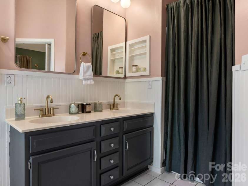 4415 Highcroft Lane, Charlotte, NC 28269.  MLS# CAR4430634, YatesRealty ID 54449. Primary Bathroom