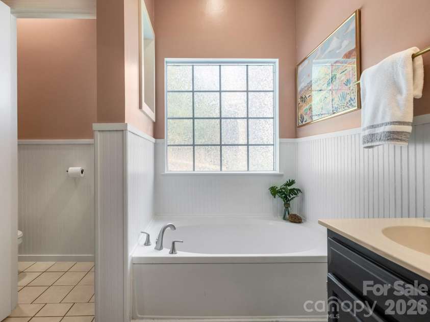 4415 Highcroft Lane, Charlotte, NC 28269.  MLS# CAR4430634, YatesRealty ID 54449. Primary Bathroom