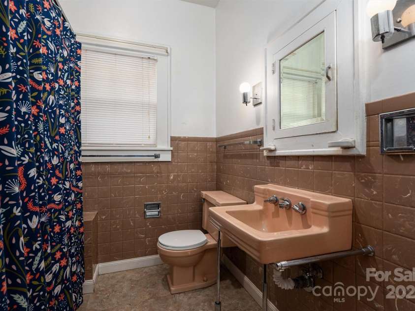 634 Carolina Avenue, Gastonia, NC 28052.  MLS# CAR4233492, YatesRealty ID 5445. 