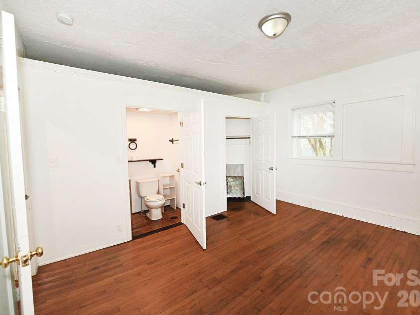 755 2nd Avenue, Hickory, NC 28602.  MLS# CAR4429303, YatesRealty ID 54450. 