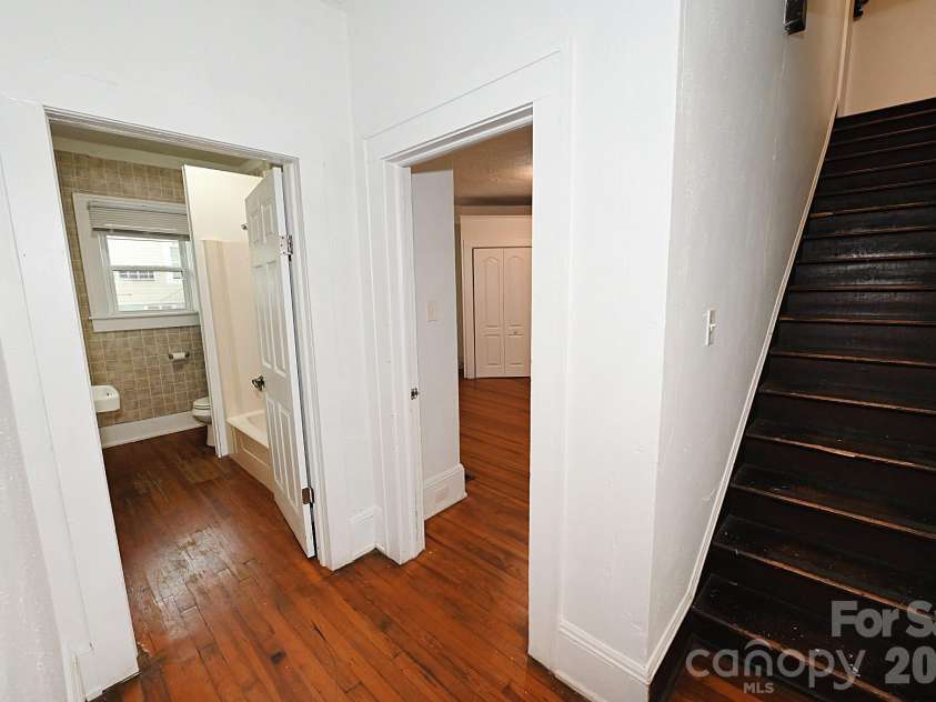 755 2nd Avenue, Hickory, NC 28602.  MLS# CAR4429303, YatesRealty ID 54450. 
