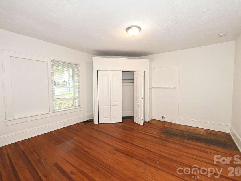 755 2nd Avenue, Hickory, NC 28602.  MLS# CAR4429303, YatesRealty ID 54450. 